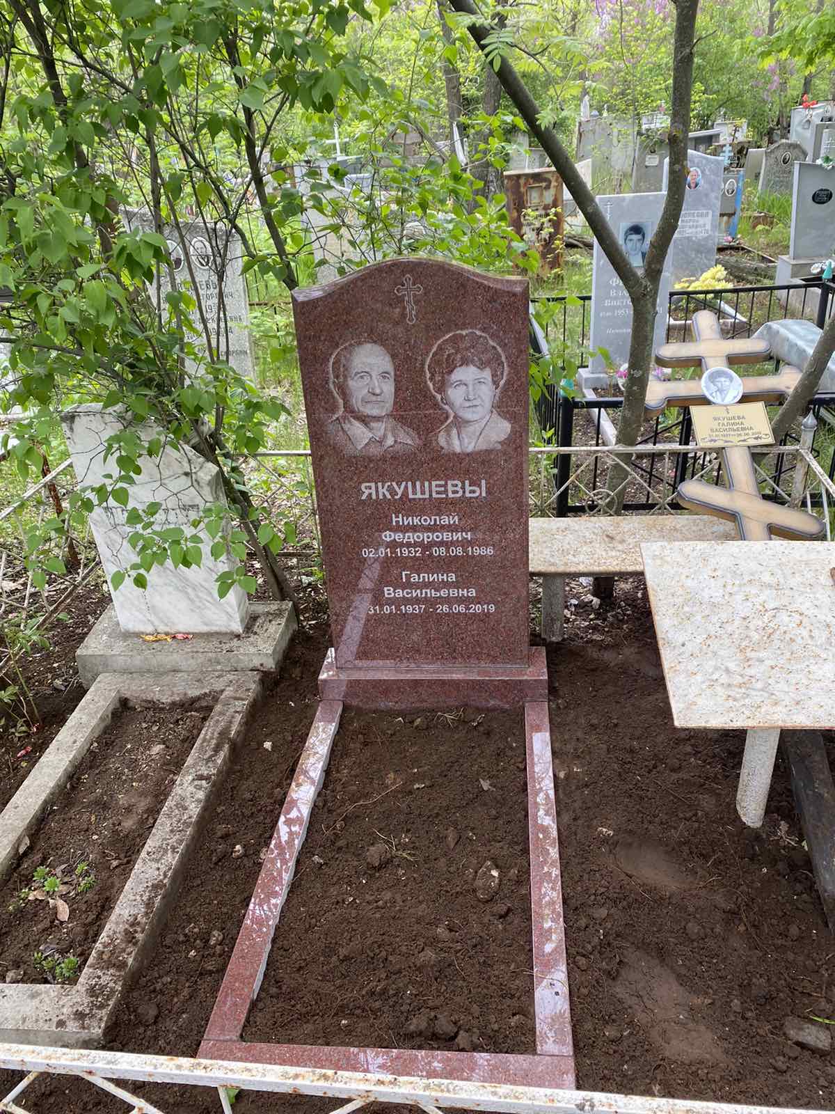 Памятники из гранита и мрамора от УралКомплект: Памятник 00983