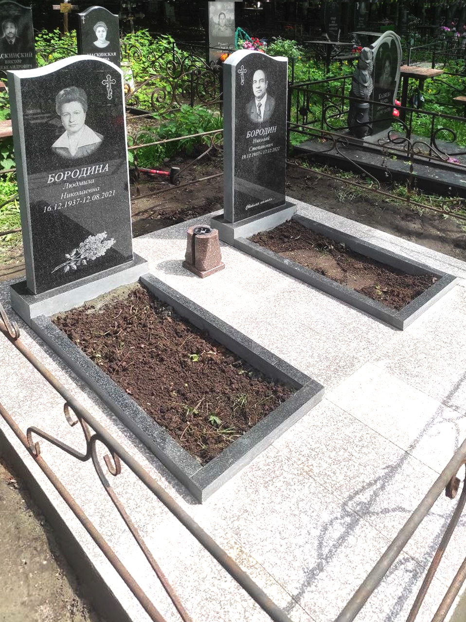 Памятники из гранита и мрамора от УралКомплект: Памятник 00828