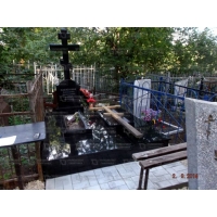 Памятники из гранита и мрамора от УралКомплект: Памятник 00130