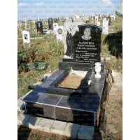 Памятники из гранита и мрамора от УралКомплект: Памятник 00360