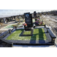 Памятники из гранита и мрамора от УралКомплект: Памятник 00440