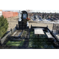 Памятники из гранита и мрамора от УралКомплект: Памятник 00442