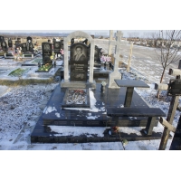 Памятники из гранита и мрамора от УралКомплект: Памятник 00464