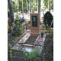 Памятники из гранита и мрамора от УралКомплект: Памятник 00549