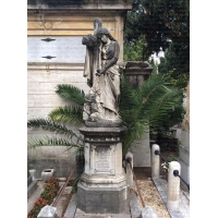 поставить памятник