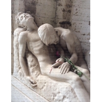 поставить памятник