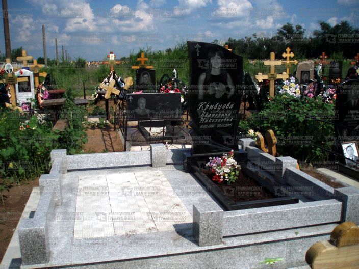 Памятники из гранита и мрамора от УралКомплект: Памятник 00361